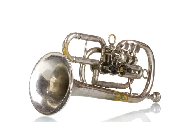 Eski trompet üzerinde beyaz izole — Stok fotoğraf