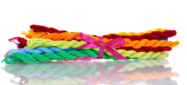 Швейні нитки для вишивки ізольовані на білому — стокове фото
