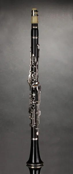 Krásný klarinet na šedém pozadí — Stock fotografie