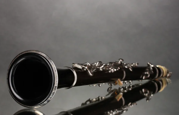 Bellissimo clarinetto su sfondo grigio — Foto Stock