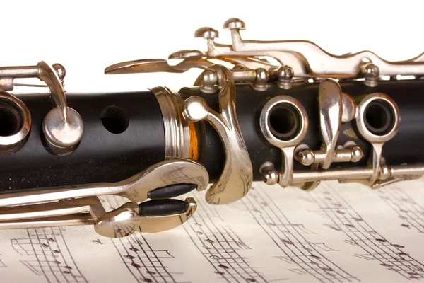 Dettaglio ravvicinato di clarinetto e taccuino con note — Foto Stock