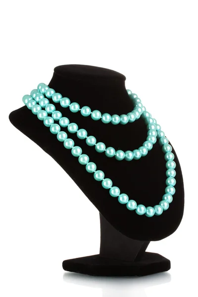 Krásný náhrdelník modré perly na figuríně izolované na bílém — Stock fotografie