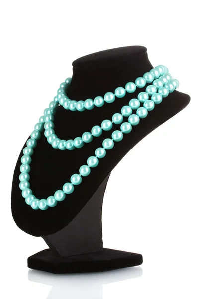 Snyggt halsband med blå pärlor på en skyltdocka isolerad på vit — Stockfoto