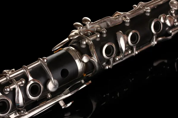Bliska szczegółów klarnet na czarnym tle — Zdjęcie stockowe