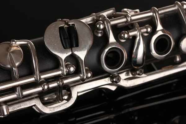 Primer plano detalle de clarinete sobre fondo negro — Foto de Stock