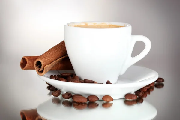 Tasse de café, cannelle et grains de café isolés sur blanc — Photo