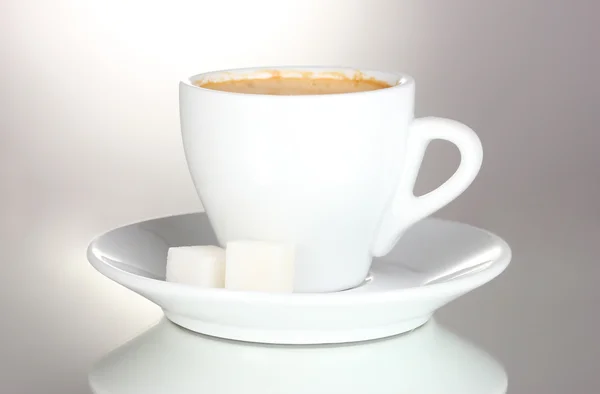 Φλιτζάνι καφέ και ζάχαρης που απομονώνονται σε λευκό — Φωτογραφία Αρχείου