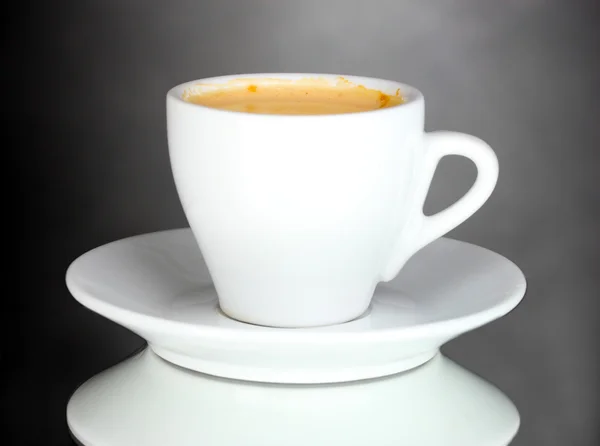 Чашка кави на сірому фоні — стокове фото