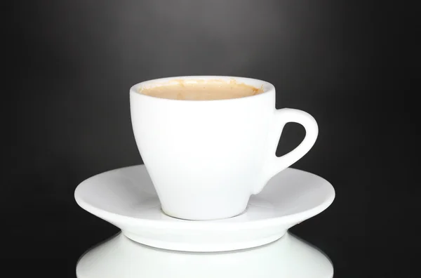 Cup af kaffe på grå baggrund - Stock-foto