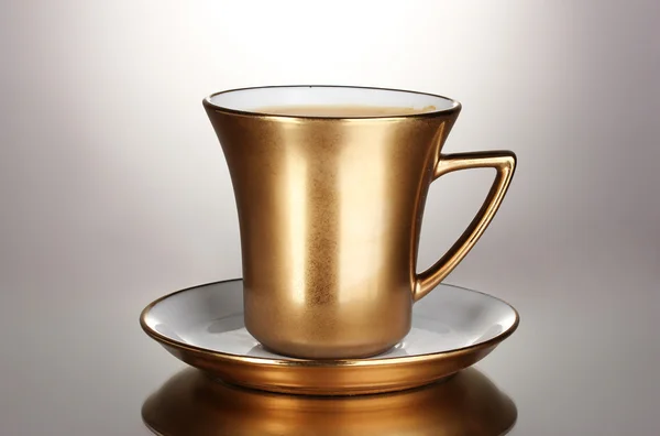 Xícara de café dourado isolado em branco — Fotografia de Stock