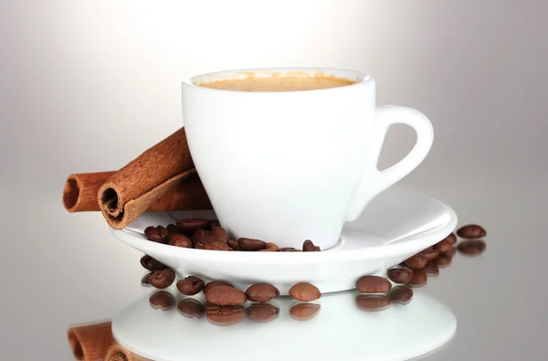 Tazza di caffè, cannella e chicchi di caffè isolati su bianco — Foto Stock