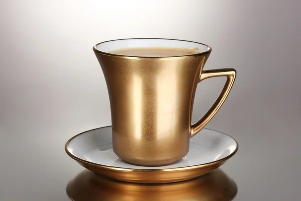 Tasse de café doré isolé sur blanc — Photo