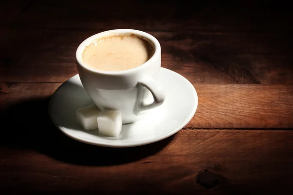 Κύπελλο με τον καφέ και τη ζάχαρη στο ξύλινο τραπέζι — Stock fotografie
