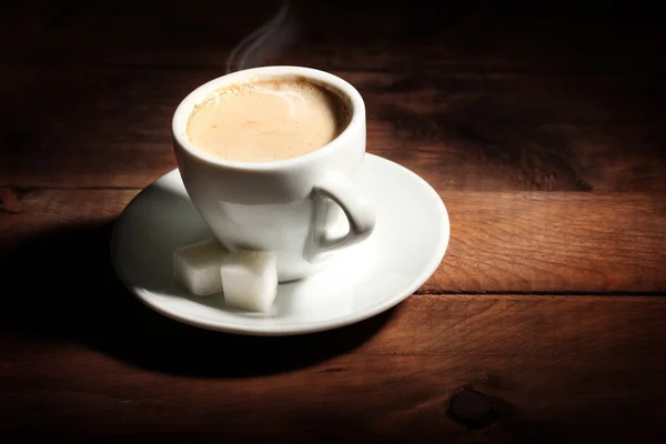 Taza con café y azúcar en la mesa de madera —  Fotos de Stock