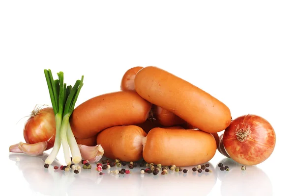 Νόστιμα λουκάνικα, πράσινο κρεμμύδι, σκόρδο και μπαχαρικά απομόνωση σε λευκό — Φωτογραφία Αρχείου