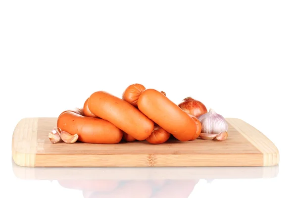Saporite salsicce, aglio e cipolla su tavola di legno isolante su bianco — Foto Stock