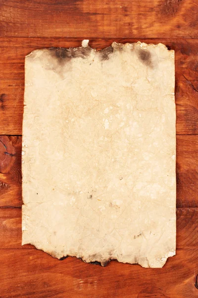 Viejo papel sobre fondo de madera — Foto de Stock