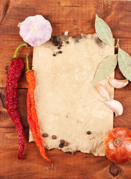 Papel velho de receitas e temperos em mesa de madeira — Fotografia de Stock