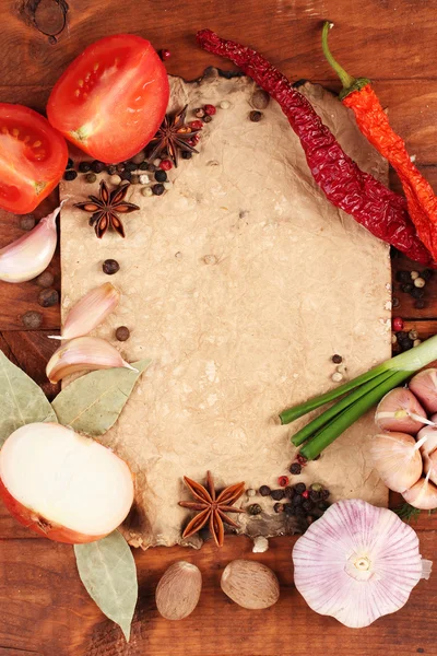Régi papír receptek és fűszerek a fából készült asztal — Stock Fotó