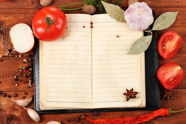 Notebook dla receptur i przyprawy na drewnianym stole — Zdjęcie stockowe