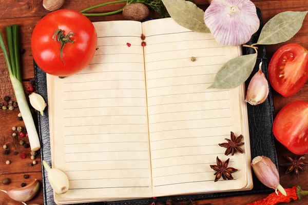 Notebook pro recepty a koření na dřevěný stůl — Stock fotografie