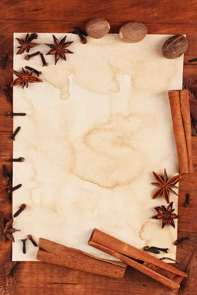 Kertas tua untuk resep dan rempah-rempah di atas meja kayu — Stok Foto