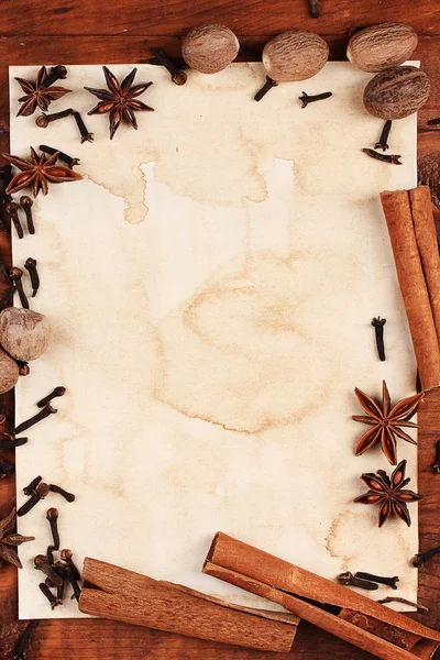 Oud papier voor recepten en specerijen op houten tafel — Stockfoto