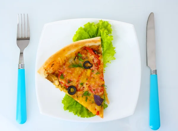 Délicieuse tranche de pizza sur assiette, couteau et fourchette isolé sur blanc — Photo
