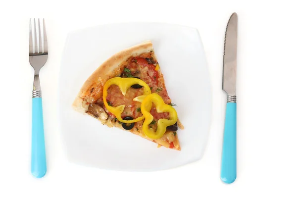 Νόστιμο κομμάτι πίτσα σε πιάτο, μαχαίρι και πιρούνι απομονωθεί σε λευκό — Φωτογραφία Αρχείου