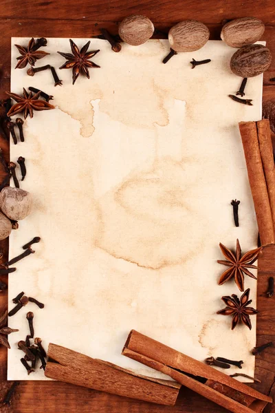 レシピ、スパイス木のテーブルのための古い紙 — ストック写真