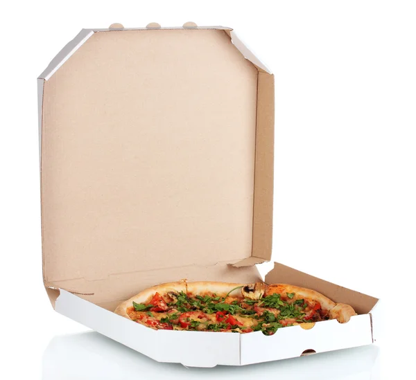 Deliciosa pizza con salchichas y verduras en el paquete aislado en whit — Foto de Stock