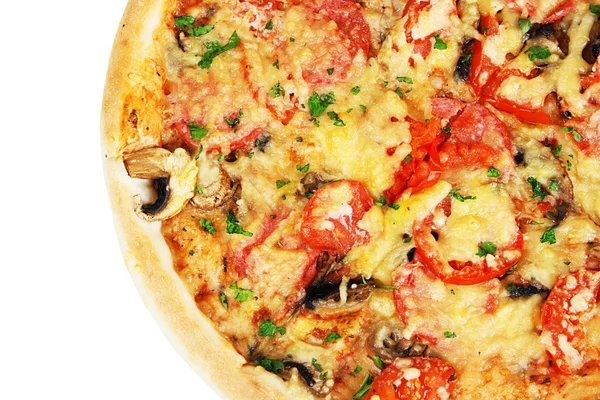 Leckere Pizza mit Wurst und Gemüse isoliert auf weiß — Stockfoto