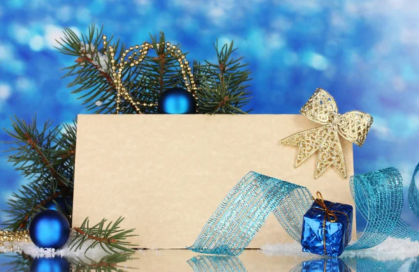 Carte postale vierge, boules de Noël et sapin sur fond bleu Photos De Stock Libres De Droits