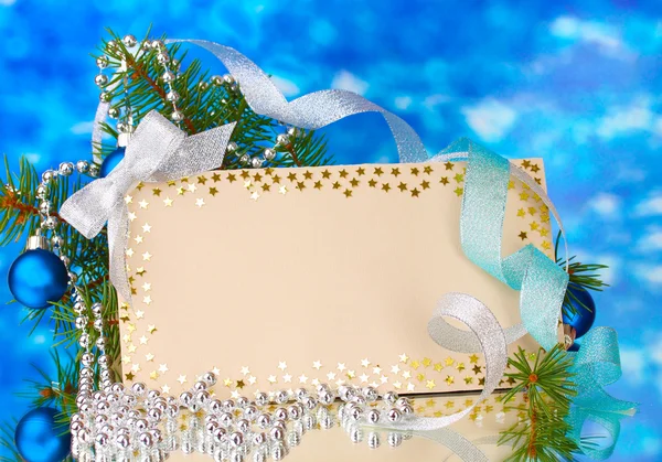 Postal en blanco, bolas de Navidad y abeto sobre fondo azul Fotos De Stock Sin Royalties Gratis