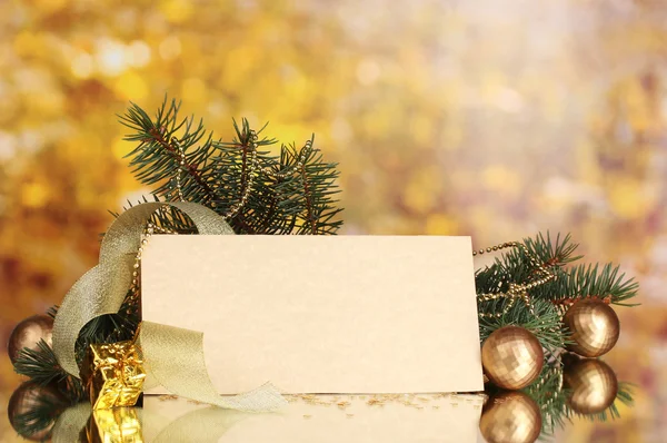 Postal en blanco, bolas de Navidad y abeto sobre fondo amarillo Imagen De Stock