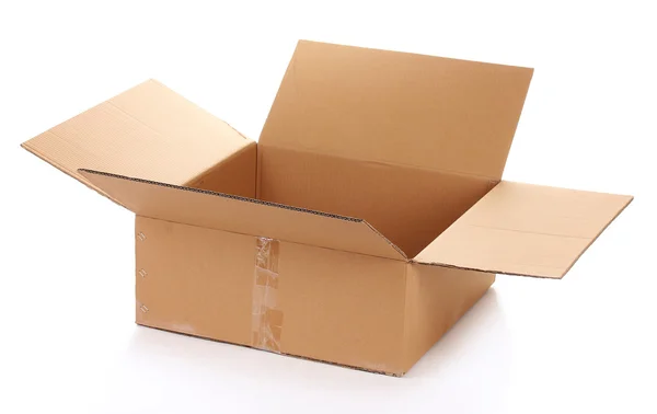 Открытая картонная коробка изолирована на белом — стоковое фото