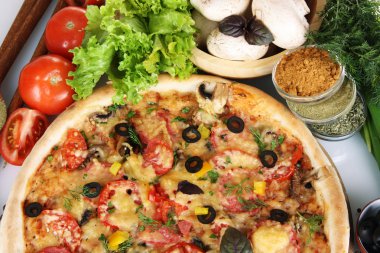 güzel pizza, sebze ve baharat üzerine beyaz izole