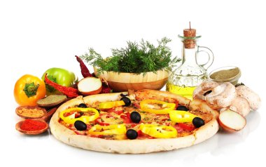 güzel pizza, sebze, baharat ve yağ üzerinde beyaz izole