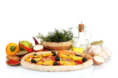 güzel pizza, sebze, baharat ve yağ üzerinde beyaz izole