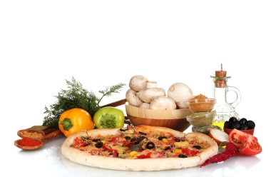 güzel pizza, sebze, baharat ve yağ üzerinde beyaz izole