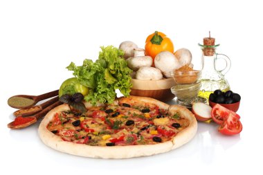 güzel pizza, sebze, baharat ve yağ üzerinde beyaz izole