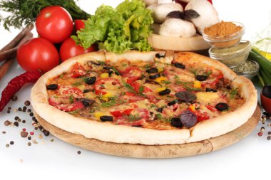 ahşap tahta, sebze ve baharat üzerine beyaz izole lezzetli pizza