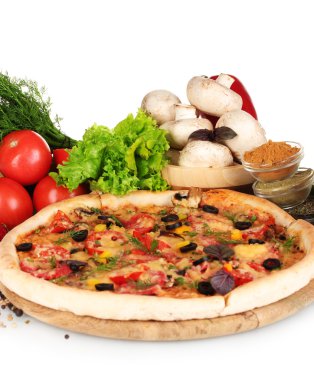 güzel pizza, sebze ve baharat üzerine beyaz izole