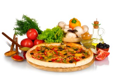 ahşap tahta, sebze, baharat ve yağ WHI izole lezzetli pizza