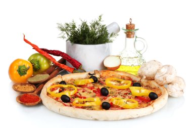 güzel pizza, sebze, baharat ve yağ üzerinde beyaz izole