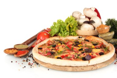 güzel pizza, sebze ve baharat üzerine beyaz izole