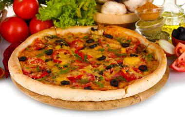 ahşap tahta, sebze, baharat ve yağ WHI izole lezzetli pizza