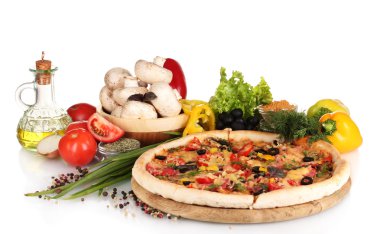 güzel pizza, sebze, baharat ve yağ üzerinde beyaz izole