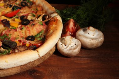 lezzetli pizza ve sebze ahşap tablo