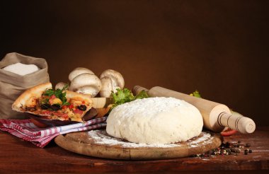 lezzetli pizza hamuru, baharat ve sebzeler üzerinde kahverengi backg ahşap tablo